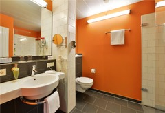 Guest room bath
