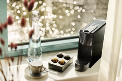 Nespressomaschine und Mineralwasser