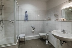Bad Zimmer 9