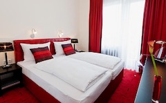 Einzelzimmer im Hotel Esplande in Köln mit kostenlosem W-LAN einer Minibar und einem Arbeitsbereich.