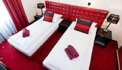 Zweibettzimmer im Hotel Esplanade in Köln, mit kostenlosem W-LAN, einem Telefon und einem Arbeitsbereich.