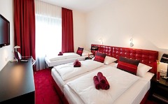 Dreibettzimmer im Hotel Esplanade in Köln, mit kostenlosem W-LAN, Flatscreen-TV, Minibar, Telefon und einem Arbeitsbereich.