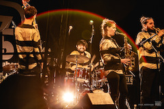 Die österreichische Jazzband Shake Stew bringt mit ihrem besonderen Instrumentensound frische Energie auf die Bühne des Jazzclubs Karlsruhe.