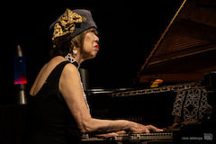 Die international renommierte Jazz-Pianistin Aki Takase präsentiert im Jazzclub Karlsruhe facettenreiche Klavierimprovisationen zwischen Tradition und Avantgarde.