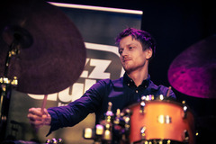 Schlagzeuger Jo Beyer begeistert als Solist und mit Band sein Publikum im Jazzclub Karlsruhe mit kreativen Rhythmen und moderner Jazz-Performance.