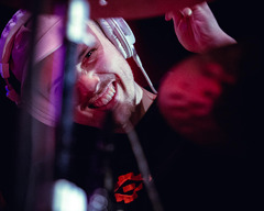 Der Schlagzeuger Silvan Strauss verbindet Virtuosität und Innovation, die er im Jazzclub Karlsruhe eindrucksvoll live präsentiert.