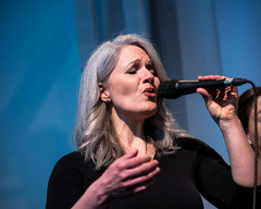 Die vielseitige Jazzsängerin Sarah Lipfert fasziniert das Publikum im Jazzclub Karlsruhe mit eindringlicher Stimme und emotionalem Ausdruck.