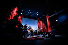 ONTO steht für Geschichten, Klangfarben und musikalische Feinfühligkeit. Die Band verbindet zeitgenössischen Vocal Jazz mit Elementen aus Pop und Singer-Songwriter.