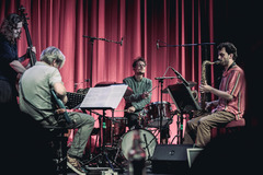 Max Andrzejewski ist ein innovativer Jazzschlagzeuger und Komponist, der zwischen Jazz, Rock und experimenteller Musik balanciert.