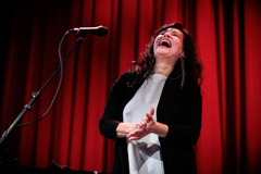 Viviane de Farias verbindet brasilianische Wurzeln mit europäischem Jazz, bekannt für stilübergreifenden Gesang und musikalische Leidenschaft.