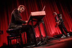 Pericopes +1 steht für modernen, internationalen Jazz zwischen Progressivität und lyrischer Klarheit – ein preisgekröntes Trio mit transatlantischem Spirit.