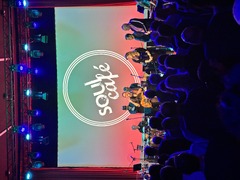 Bandleader Niklas König am Mikrofion bei Soulcafé im Jazzclub Karlsruhe