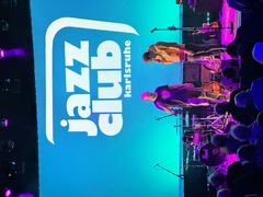 Das Team des Jazzclub Karlsruhe bereitet die Bühne vor – Licht und Sound werden sorgfältig eingerichtet für unvergessliche Konzertabende.