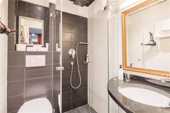 Guest room bath
