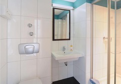 Guest room bath
