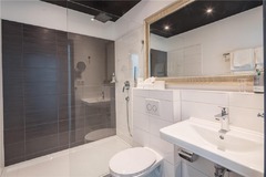 Guest room bath
