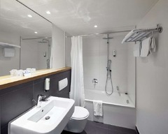Guest room bath