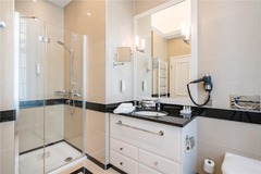 Guest room bath