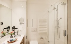 bathroom deluxe with rain shower