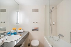 Guest room bath