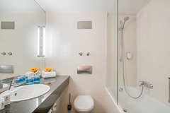 Guest room bath