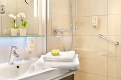 Guest room bath