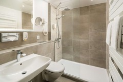 Guest room bath