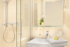 Guest room bath