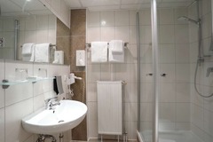 Guest room bath