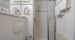 Guest room bath