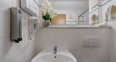 Guest room bath
