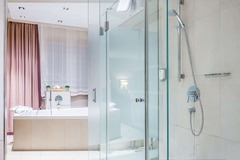 Guest room bath