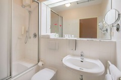Guest room bath