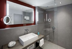 Guest room bath