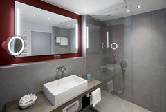 Guest room bath