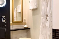 Guest room bath