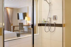 Guest room bath