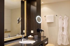 Guest room bath
