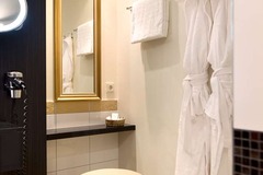 Guest room bath