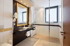 Guest room bath