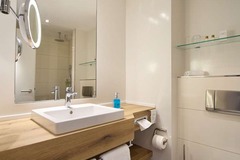 Guest room bath