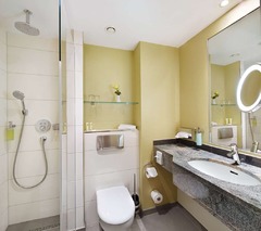 Guest room bath