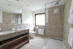Deluxe studio bathroom