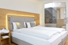 Deluxe double room bathroom