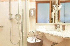 bathroom 2 room family apartment - Alpenhof Apartments