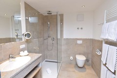 Guest room bath