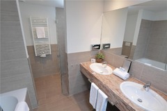 Guest room bath