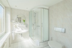 Guest room bath