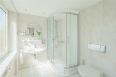 Guest room bath