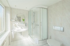 Guest room bath